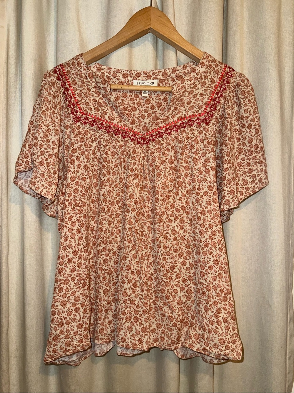 Studio B Cream Blouse with Rust Floral Print and Red Trim XL